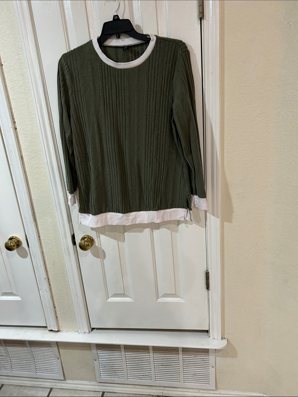 Women’s Olive Green Long-Sleeve Contrast-Trim Top